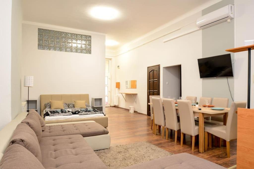 Famous Kiraly Street At Large 3Br 10Ppl @ Central บูดาเปสต์ ภายนอก รูปภาพ
