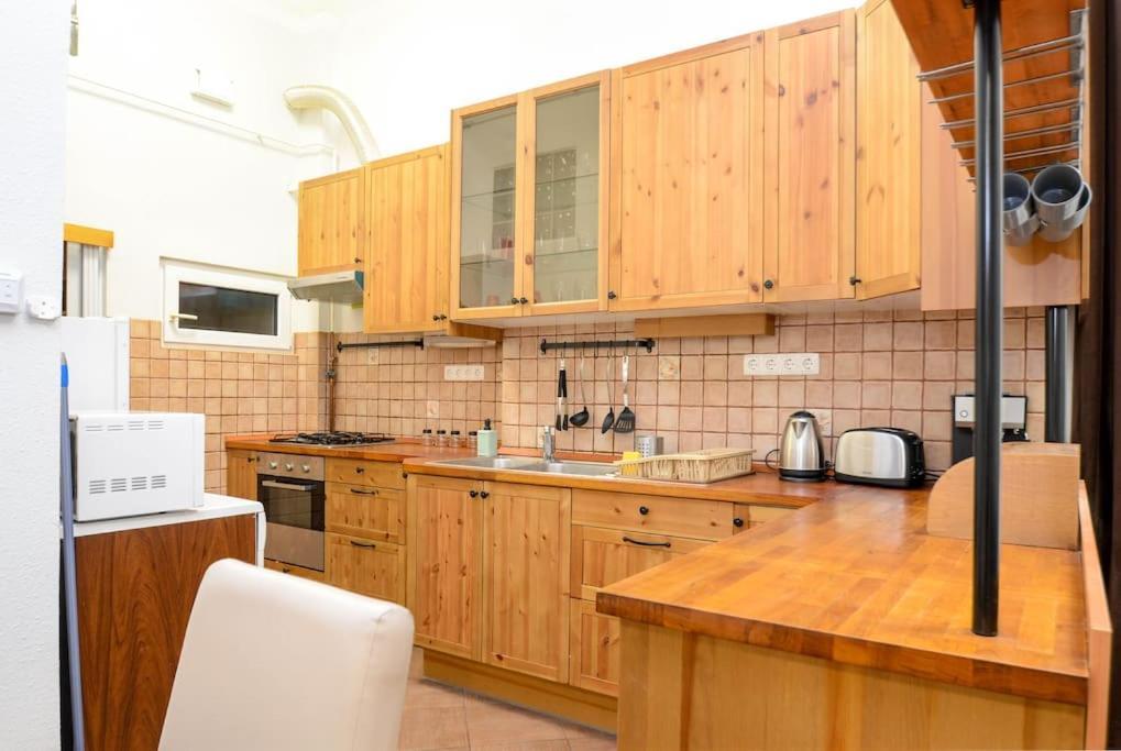 Famous Kiraly Street At Large 3Br 10Ppl @ Central บูดาเปสต์ ภายนอก รูปภาพ